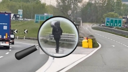 In monopattino sulla tangenziale di Torino. E c'è anche chi va in bici o a correre