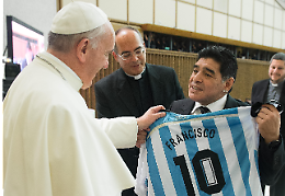 Il giovane Jorge e la lezione del calcio: "Fare il portiere (come Wojtyla, ndr) è stata una scuola di vita"
