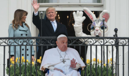Trump e il Papa: l'omaggio con Melania e... un coniglio pasquale 