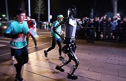 Si è svolta a Pechino, la prima mezza maratona con robot umanoidi