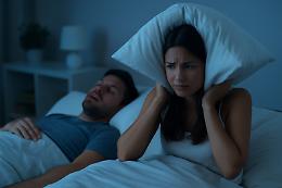 Sussurri nel sonno: cosa significa davvero parlare durante la notte e quando preoccuparsi