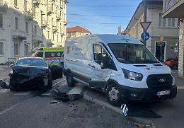 Incidente stradale fra auto e furgone, ci sono 4 feriti in ospedale