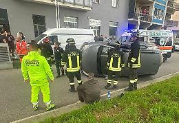Si schianta contro un'auto e si ribalta, due feriti e traffico in tilt