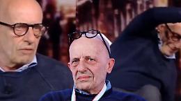 Caduta in diretta per Alessandro Sallusti durante lo speciale su Papa Francesco: "Tutto a posto"