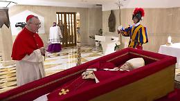 Le prime immagini della salma di Papa Francesco: rosario, veste rossa e mitra-FOTO