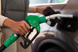 Prezzi carburanti: benzina ai minimi da ottobre 2021, il gasolio scende al livello più basso dal gennaio 2022