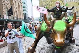 Vandalizzato il Toro di Wall Street da attivisti di Extinction Rebellion