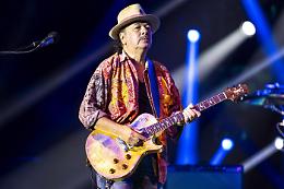 Carlos Santana in ospedale dopo un malore durante le prove