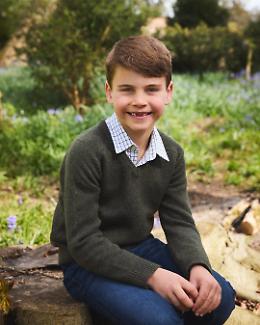 Principe Louis compie 7 anni: il nuovo ritratto con sorriso “sdentato” conquista il web