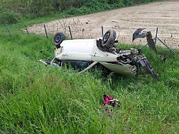 Si ribalta nella scarpata: automobilista in codice giallo e auto in mille pezzi