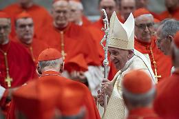 Come orientarsi tra i colori del clero: guida per riconoscere i membri della Chiesa in Vaticano