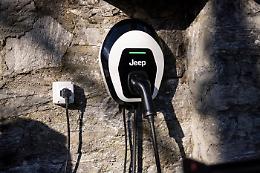 Troppo complicato ricaricare a casa: così l’auto elettrica frena in Italia