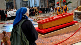 Suor Geneviève, l’“enfant terrible”, rompe il protocollo davanti alla salma del Papa