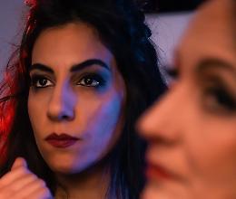 “Metamorfosi – Amanda Gray” al Teatro Civico di Busca: uno spettacolo tra fotografia, identità e mistero