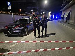 Strage per una lite tra vicini di casa: ammazza una coppia e si taglia la gola