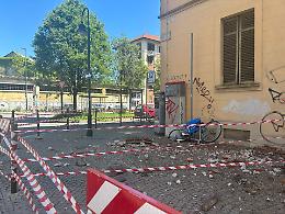 Tragedia sfiorata in via Solero: cade un pezzo di cornicione