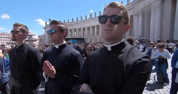 Sacerdoti alla moda: chi è il «trio delle meraviglie» che  ha fatto impazzire i social