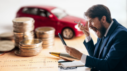 Gli addebitano 300mila euro di multe da 400 veicoli: «Non sono mie, non ho nemmeno la patente!»