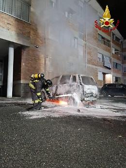 Auto a GPL in fiamme in un cortile di Settimo Torinese