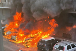 Paura a Vanchiglia: cinque auto a fuoco e un palazzo evacuato (e c'è un ferito)