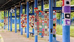 Spuntano delle maxi coperte all'uncinetto alla stazione Dora 
