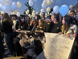 Palloncini e "Sei bellissima" della Bertè; in duemila salutano Chiara e Simone