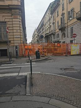 Torino, strada bloccata all'angolo tra via G. Mazzini e via S. Francesco da Paola
