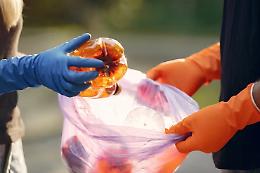Nichelino e la sfida della raccolta plastica: tra sacchi e campane stradali