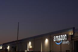 Amazon lancia la moda di lusso con Saks: un passo importante nel fashion online