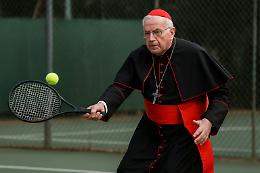 Frigobar svuotato e partite di tennis truccate: i cardinali si "allenano" per il prossimo Conclave