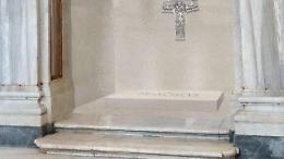 Un errore di imprecisione sulla lapide di Papa Francesco