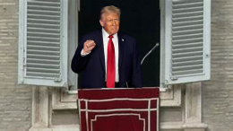 Donald Trump senza limiti: «Mi piacerebbe essere Papa, sarebbe la mia prima scelta»