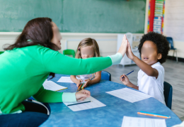 La maestra tira uno schiaffo al bambino e la mamma si "vendica" su di lei