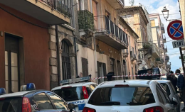 Uccide la figlia di sette mesi lanciandola dal balcone: «Siamo sotto shock»
