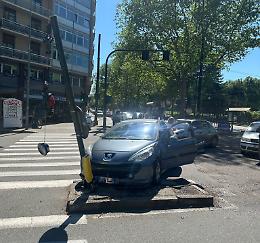 Incidente stradale all'incrocio, alla fine "ci rimette" il semaforo