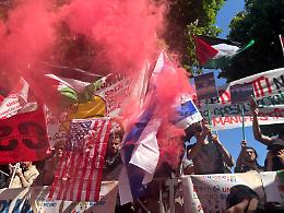 Primo Maggio, gli antagonisti si prendono il palco e bruciano le bandiere di Usa, Ue e Israele