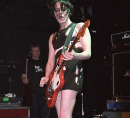 Vestiti da uomo o da donna? Alle leggende del rock non interessa