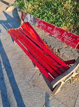 Leinì, vandalizzata la panchina rossa simbolo contro la violenza di genere: “Il gesto si commenta da sé”