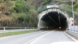 Ciclista investito in galleria vietata alle bici, fermato un 85enne di Lanzo Torinese