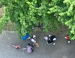 Tagli di capelli tra le aiuole e spaccio nei parchi: ecco il degrado di un quartiere