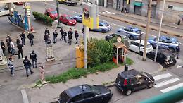Rissa a Pozzo Strada, un ferito a coltellate: la polizia arresta sei persone