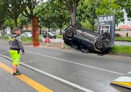 Un auto si ribalta in corso Potenza, traffico in tilt a Torino