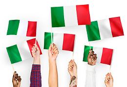 Il tricolore nelle mani dei giovani: un simbolo di cittadinanza attiva a Bra