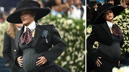 Rihanna riscrive il dress code della maternità, la sorpresa al Met Gala 2025