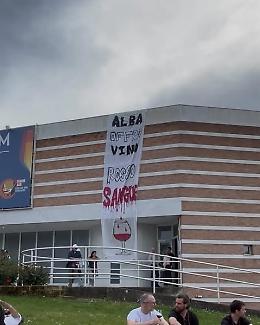 Protesta a Vinum: "Alba offre vino rosso sangue"