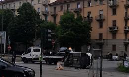 Scontro all'alba a Torino:  due auto coinvolte in un incidente in corso Maroncelli