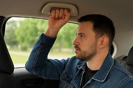 Maniglie interne dell’auto non sono lì per caso:  ecco a cosa servono davvero