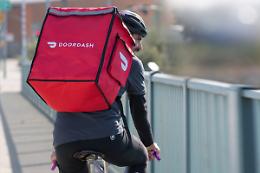 Deliveroo cambia padrone: DoorDash acquisisce la società britannica per 2,9 miliardi di sterline