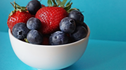 Fragole e mirtilli, i superfood della primavera: ecco i benefici di questi frutti di stagione