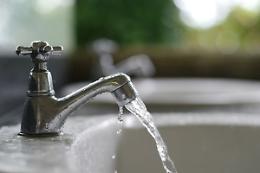 Allarme alla scuola Mazzucchelli di Chivasso: acqua non potabile, genitori preoccupati e misure straordinarie in atto